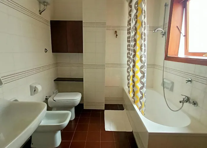 White Flowers Quadrupla Con Garage Privato In Centro